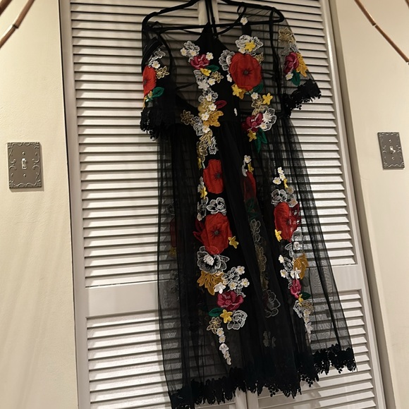 Black transparent flower embroidered short sleeve dress - Picture 2 of 6